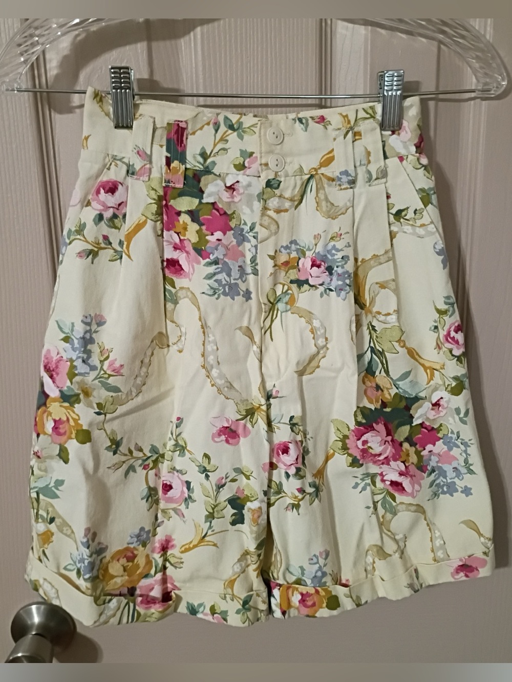 Hunters Run vtg high waist pleated cuffed floral Bermuda walking shorts. Size 2.
